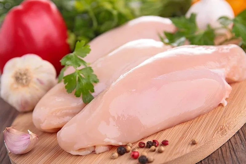 Ức gà chứa đầy đủ các axit amin thiết yếu giúp xây dựng và phục hồi cơ bắp.