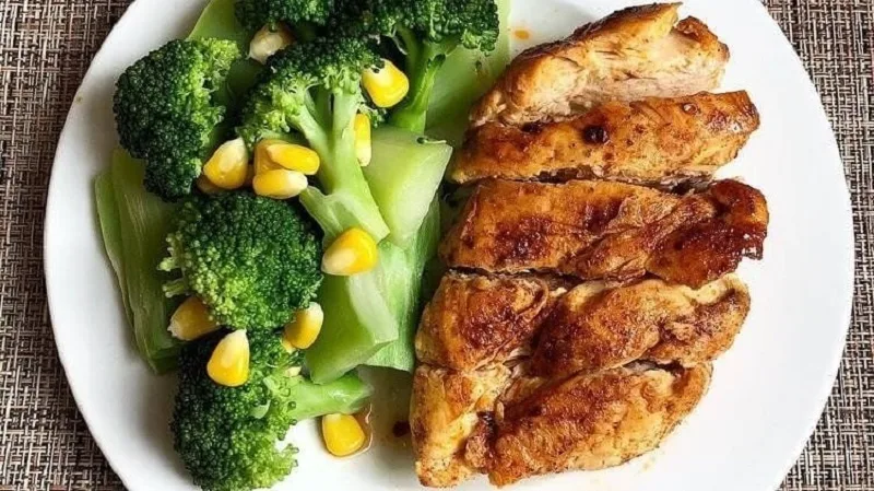Ức gà giàu vitamin nhóm B và các khoáng chất thiết yếu hỗ trợ trao đổi chất.