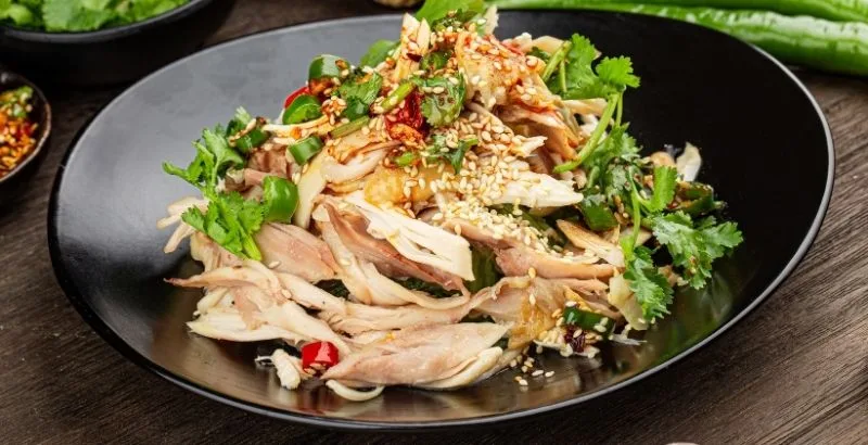 Chế biến ức gà kết hợp các loại thảo mộc tự nhiên giúp thực đơn ăn kiêng phong phú hơn.