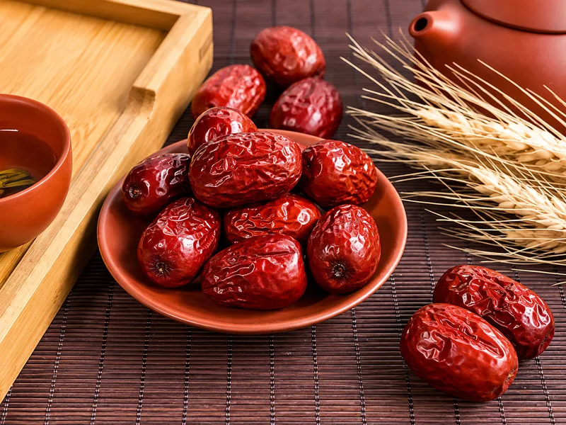 Thay vì cố định số quả, có thể kiểm soát khẩu phần táo đỏ khô theo trọng lượng và điều chỉnh theo nhu cầu dinh dưỡng cá nhân.