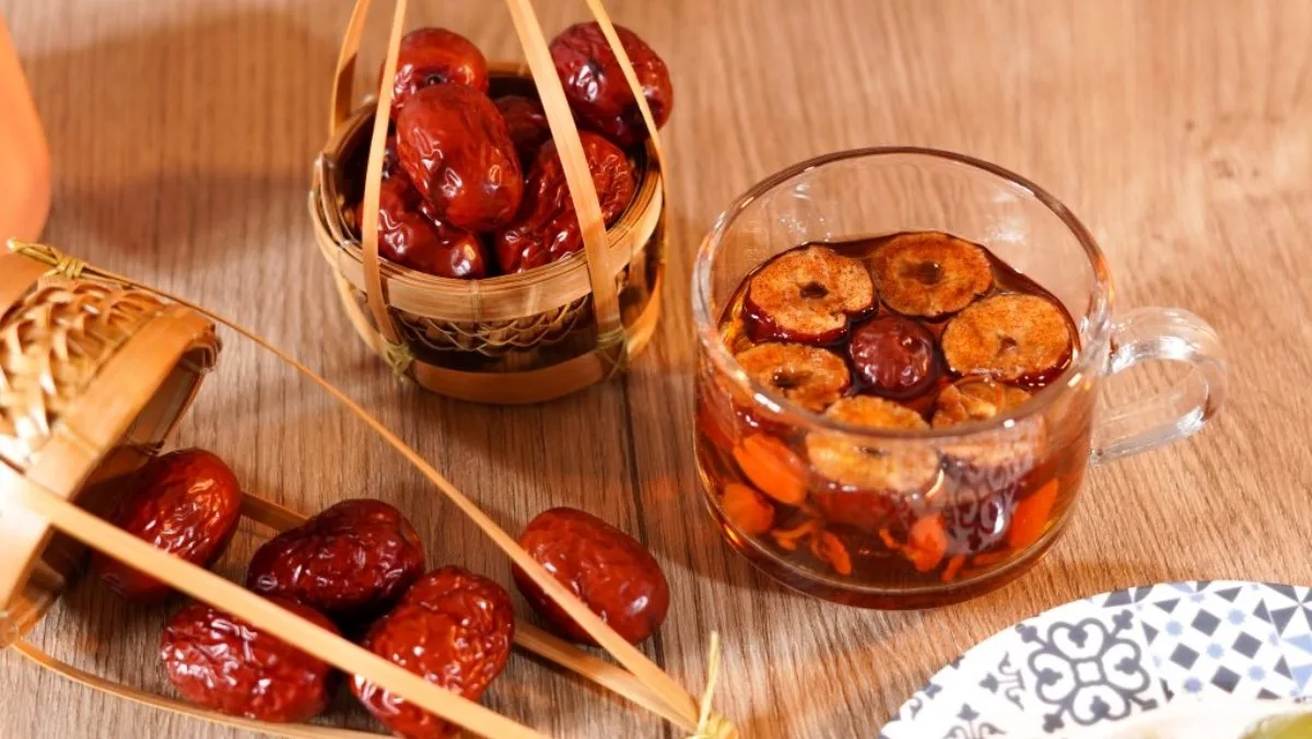 Dùng táo đỏ trong trà, cháo, món hầm hoặc kết hợp với thực phẩm khác giúp kiểm soát lượng ăn tốt hơn so với nhâm nhi liên tục.